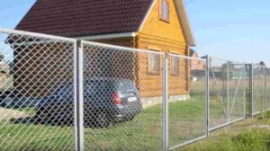 Фото секционного забора из рабицы